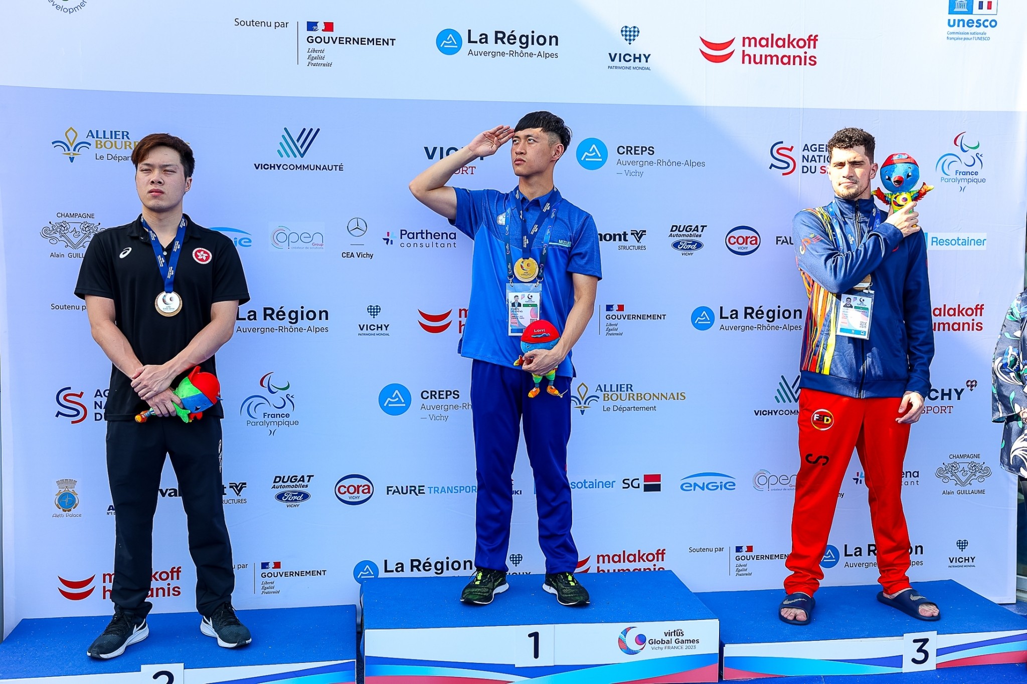 (圖)Taiwan’s para athletes won two gold, three silver, and one bronze at the Virtus Global Games Vichy 2023 men’s swimmer Chen Chieh-cheng (middle) won gold in the 200 meters backstrokes (provided by Virtus).